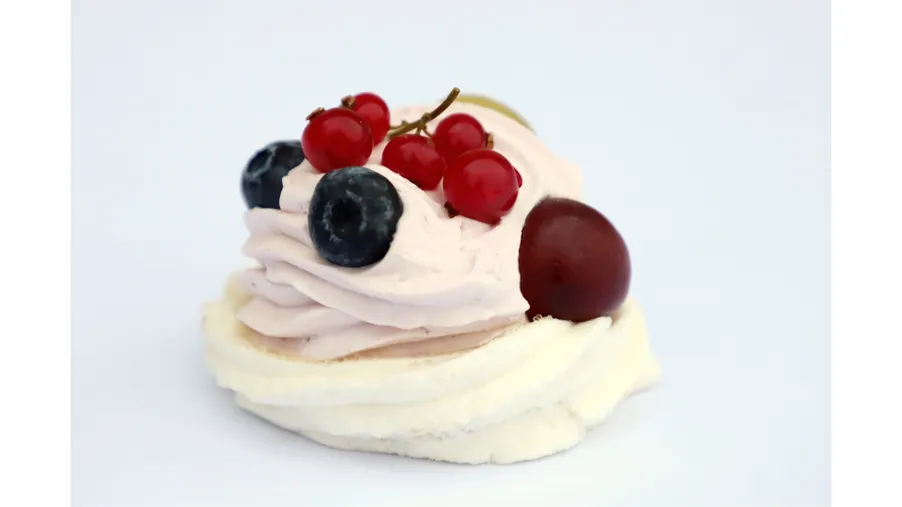 Pavlova s ovocnou šlehačkou